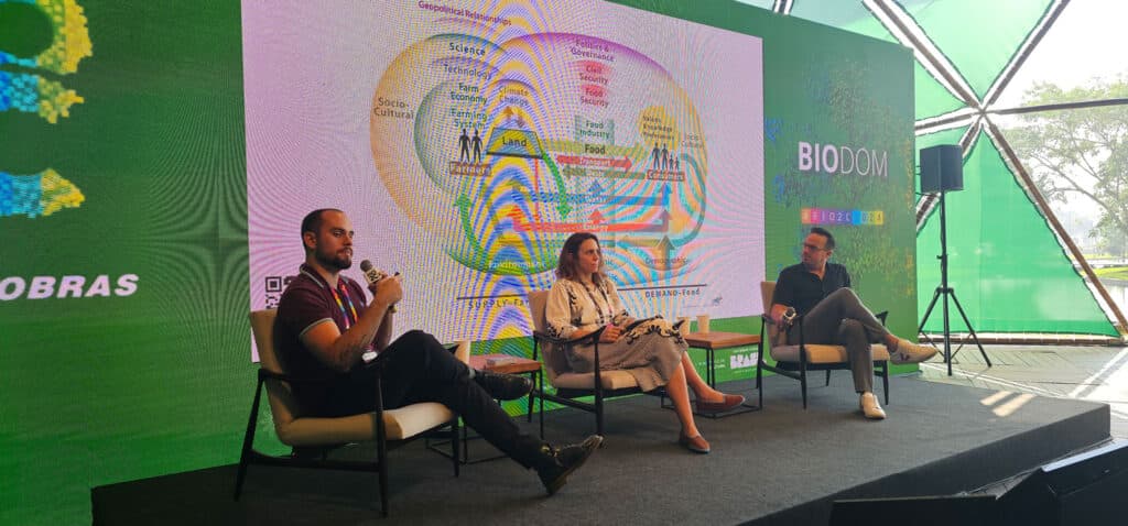 Painel de debate em um evento com o time do Bioma no palco