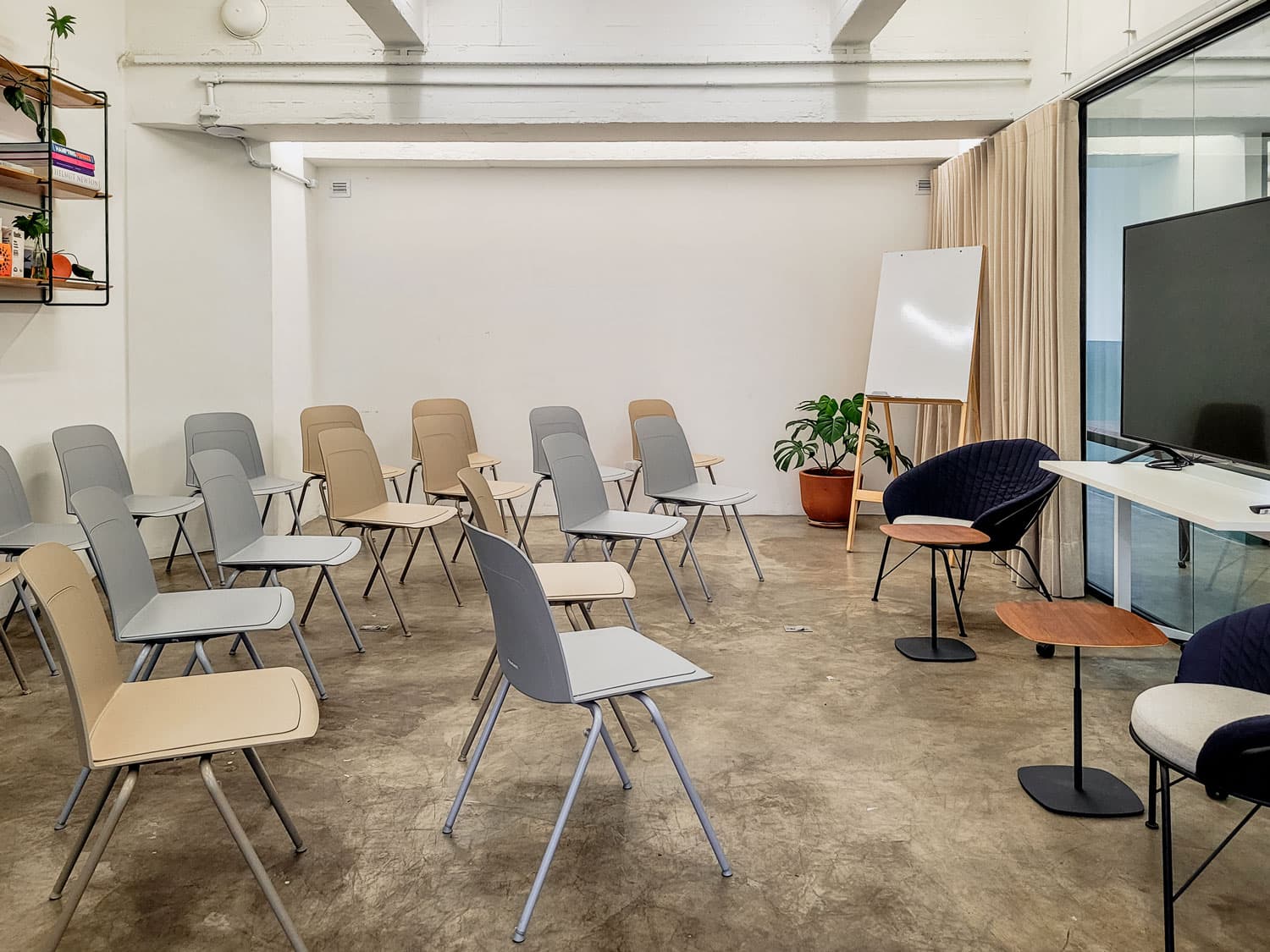 Auditório do Bioma montado com cadeiras para um evento